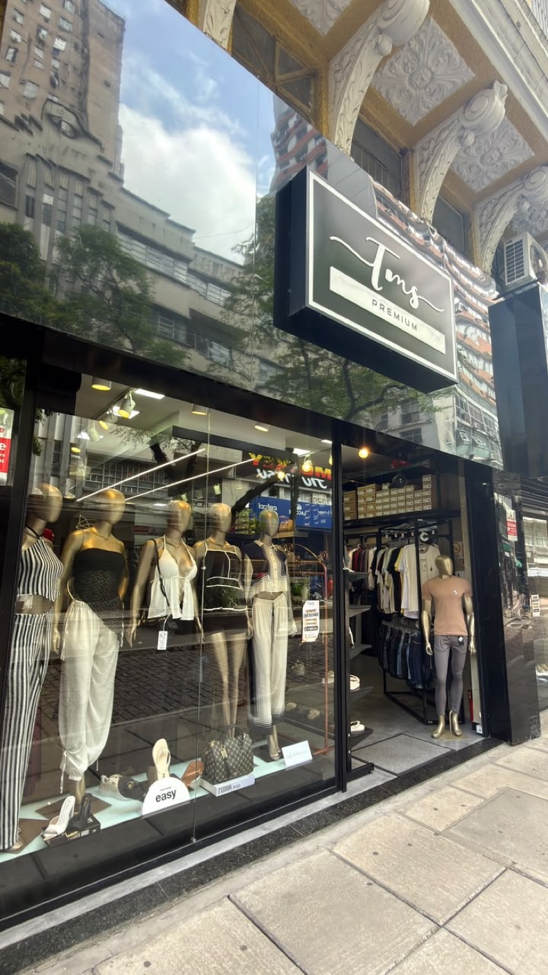 Vitrine da TMS Premium com moda feminina e masculina